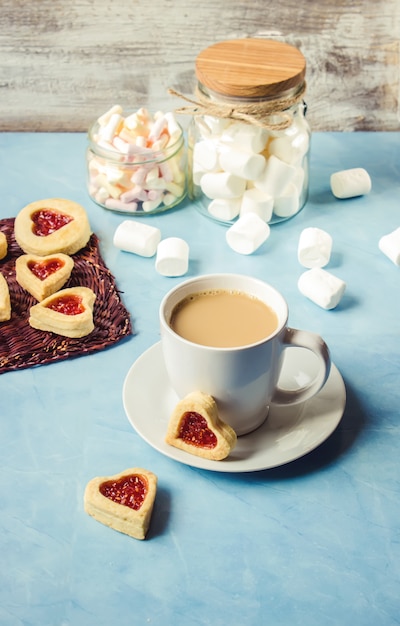 Photo cacao avec des guimauves et un coeur de biscuit. mise au point sélective.