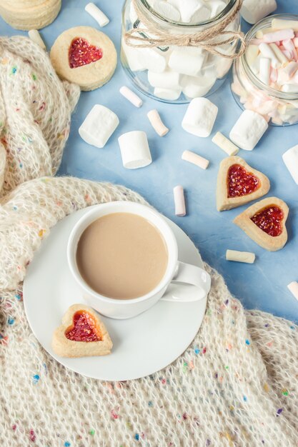 Cacao avec des guimauves et un coeur de biscuit. Mise au point sélective.