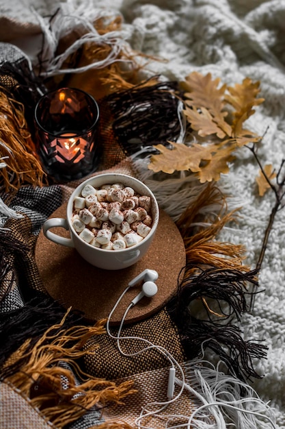 Cacao avec des guimauves une couverture confortable casque sur le lit Automne maison confortable nature morte vue de dessus