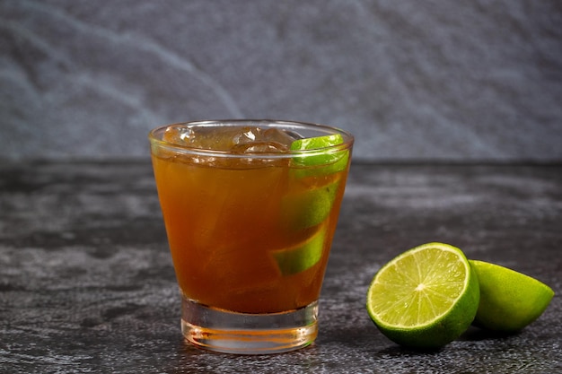 Cachaça cocktail boisson alcoolisée forte brésilienne à base de vodka au citron vert et au sucre de canne