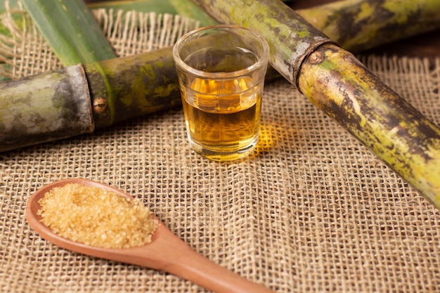 Cachaca est le nom d'une boisson alcoolisée typique produite au Brésil à base de canne à sucre. Boisson traditionnelle du Brésil sur une table en bois