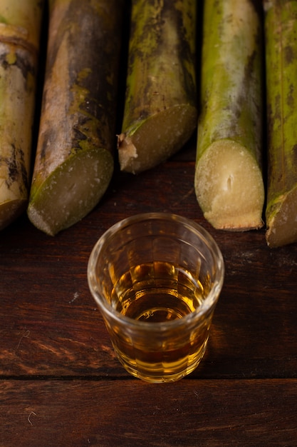 Cachaca est le nom d'une boisson alcoolisée typique produite au Brésil à base de canne à sucre. Boisson traditionnelle du Brésil sur une table en bois