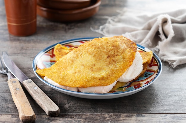 Cachapa de boeuf vénézuélien traditionnel sur table en bois