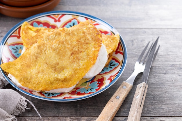 Cachapa de boeuf vénézuélien traditionnel sur table en bois