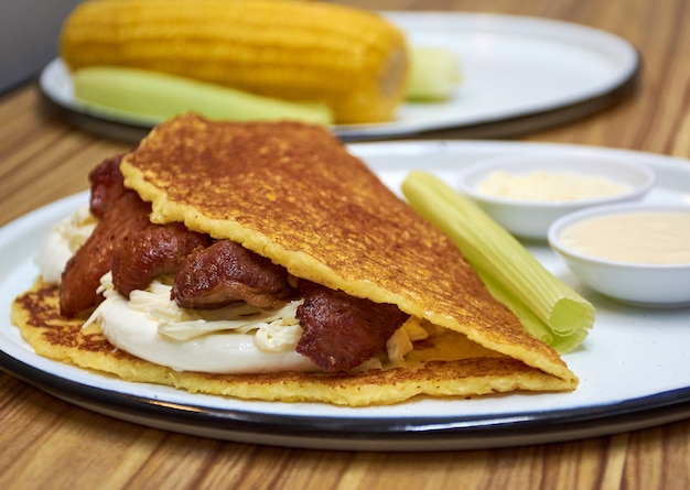 cachapa farci de fromage et de couenne de porc cuisine typique vénézuélienne à base de maïs