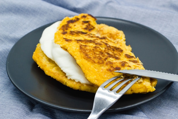 Cachapas, également appelés chorreadas, prêts à manger. La cachapa est une nourriture traditionnelle du Venezuela, du Costa Rica et de la Colombie, une crêpe de maïs remplie de fromage à la main