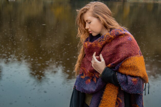 Cache-cache. la fille a couvert son visage avec ses mains. Portrait de gros plan sur un lac Le concept de la douleur féminine, la tristesse, la violence, la dépression, la solitude.