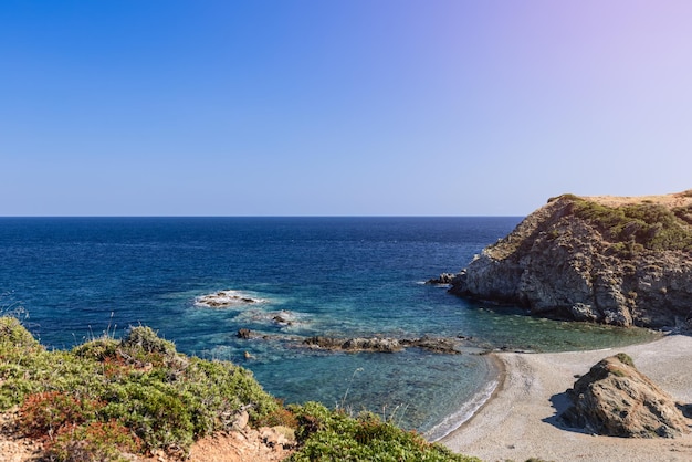 Caché petite plage de sable perdue entre les criques du cap Sithonia, Toroni, Chalcidique, Grèce