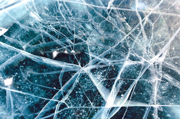 Cacks dans l'épaisse couche de glace d'un lac gelé