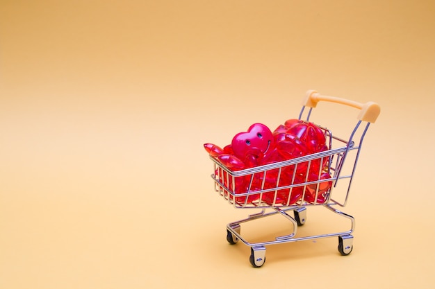 caddie avec des coeurs rouges sur fond jaune