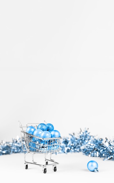 Caddie rempli de boules de noël bleues et de composition de guirlandes