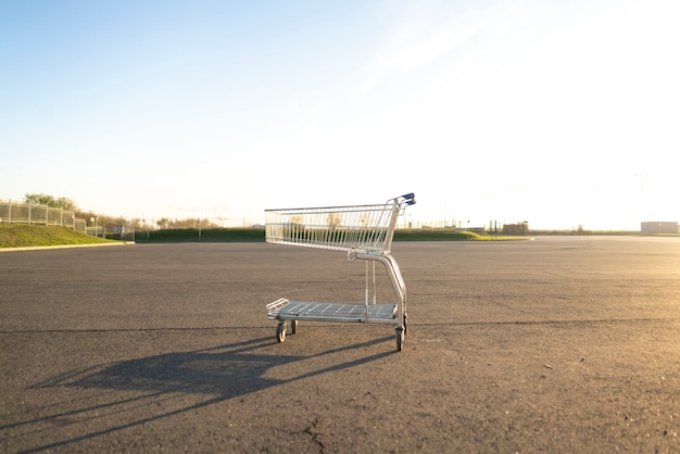 Le caddie vide à l'extérieur comme symbole de crise et de mauvaise économie