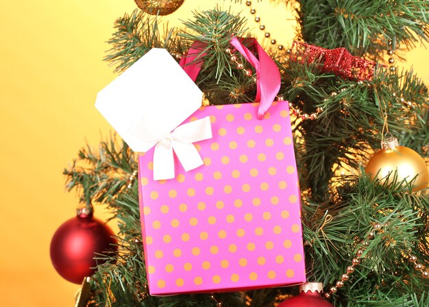 Cadeau sur l'arbre de Noël sur fond de couleur