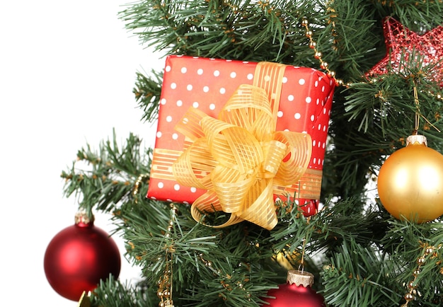 Cadeau sur l'arbre de Noël isolé sur blanc