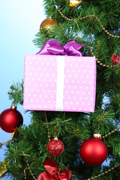 Cadeau sur l'arbre de Noël