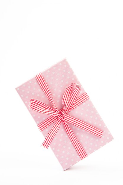 Cadeau assez rose sur fond blanc