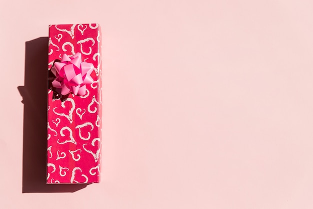 Cadeau ou boîte-cadeau, coeur en papier et vue de dessus de ruban arc rose.