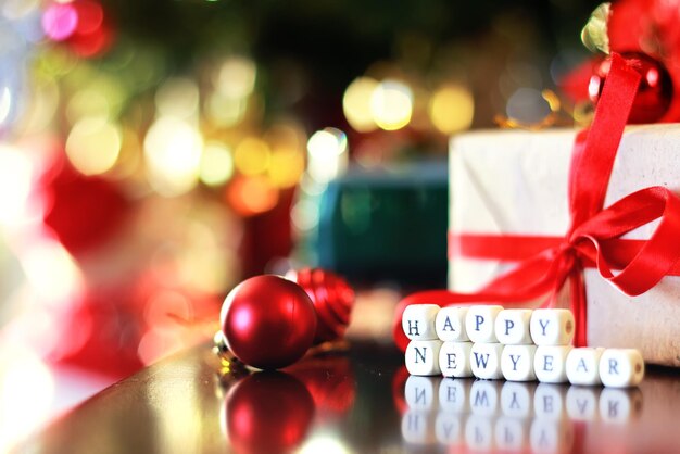 Cadeau avec boule de noël et train