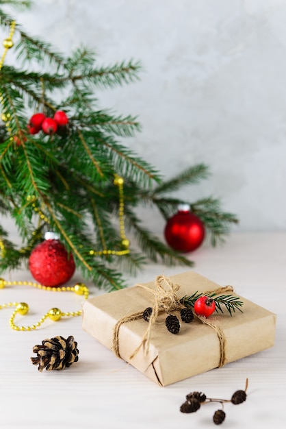 Cadeau dans une boîte pour Noël et nouvel an avec un arbre de Noël sur une table en bois.