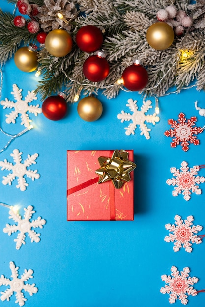 Cadeau dans une boîte rouge pour Noël et le Nouvel An vue supérieure fond bleu