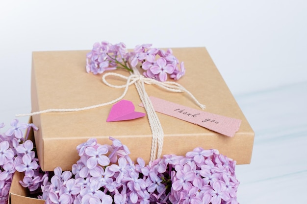 cadeau décoré de fleurs avec des mots de gratitude