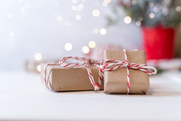 Cadeau écologique de Noël avec bokeh de neige rougeoyante