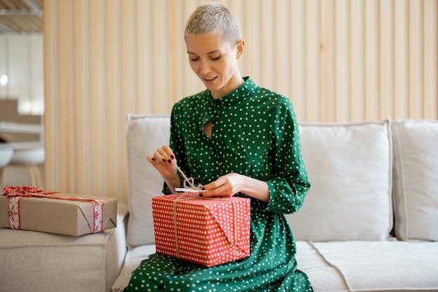 Cadeau d'écoute de femme caucasienne dans la boîte actuelle