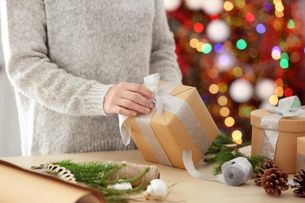 Cadeau d'emballage de femme pour Noël à table