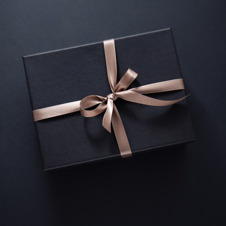 Cadeau emballé dans du papier noir