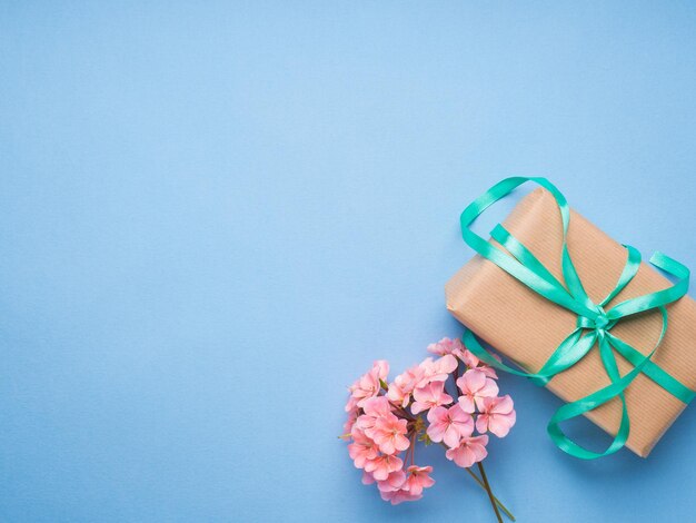 Cadeau emballé et fleurs à plat poser