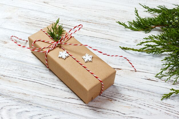 Cadeau fabriqué à la main sur une surface en bois rustique avec des branches de sapin