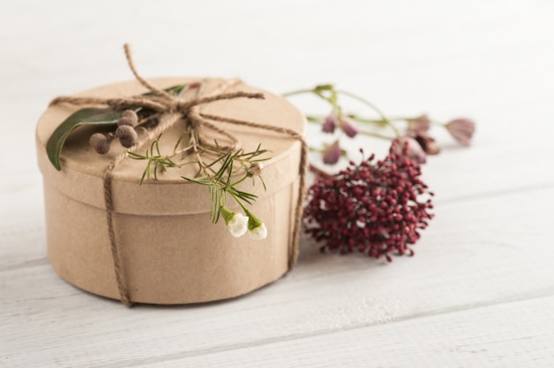 Cadeau fabriqué à la main sur une table blanche