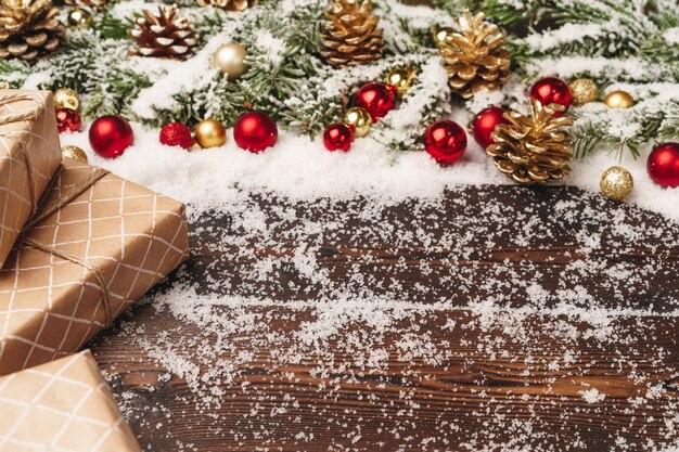 Cadeau de fête avec archet bouchent sur fond en bois avec de la neige