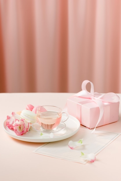 Cadeau avec des fleurs et une tasse de thé - Jour d'anniversaire