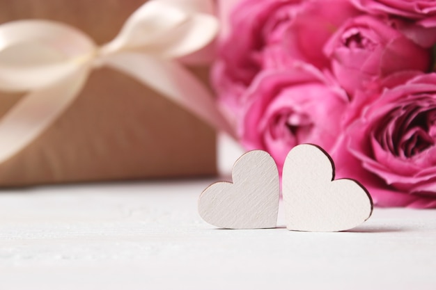 Cadeau et fleurs sur des vacances de fond coloré donnent un cadeau félicitations