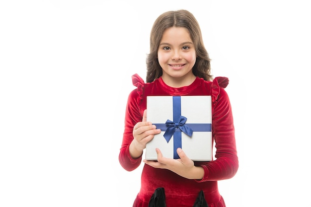 Cadeau de joyeux anniversaire grande vente dans un centre commercial Boxing day petite fille après le shopping Petite fille avec espace de copie de boîte cadeau Achats à domicile Propre entreprise Dans un magasin Enfant moderne