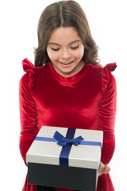 Cadeau de joyeux anniversaire Petite fille avec boîte cadeau petite fille après le shopping grande vente dans le centre commercial Le lendemain de Noël Facile et rapide Journée parfaite Temps incroyable pendant le shopping Après le shopping