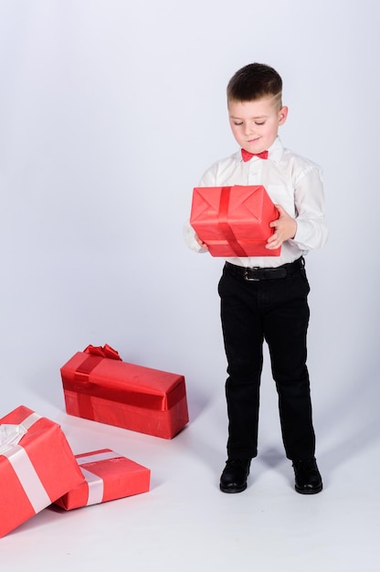 Cadeau de Noël ou d'anniversaire Les rêves deviennent réalité Achetez des cadeaux Bonheur et émotions positives Achats de vacances Vente saisonnière Célébrez le nouvel an Saint Valentin Cadeau d'anniversaire Petit garçon tient une boîte cadeau