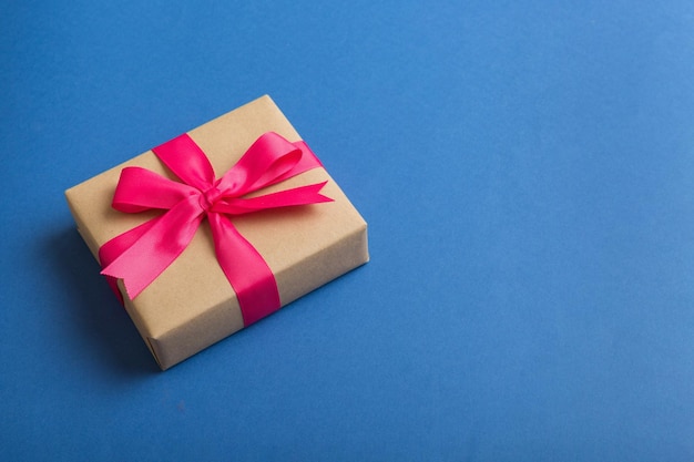 Cadeau de Noël ou d'autres vacances emballé à la main dans du papier kraft avec ruban de couleur Présenter la décoration de la boîte de cadeau sur la vue de dessus de table avec espace de copie