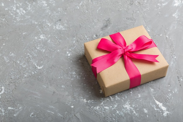 Cadeau de Noël ou d'autres vacances emballé à la main dans du papier kraft avec ruban de couleur Présenter la décoration de la boîte de cadeau sur la vue de dessus de table avec espace de copie