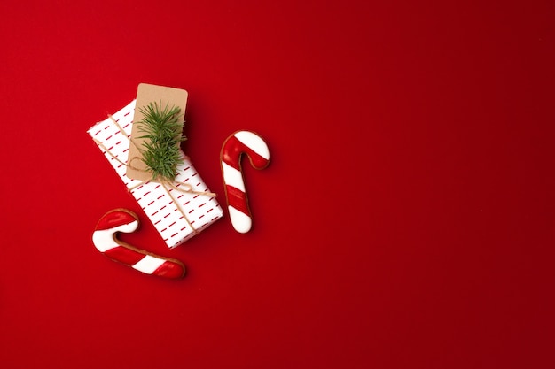 Cadeau de Noël et biscuits de pain d'épice sur fond rouge