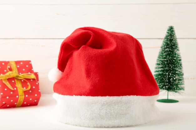 Cadeau de Noël avec Bonnet de Noel sur gris sur table