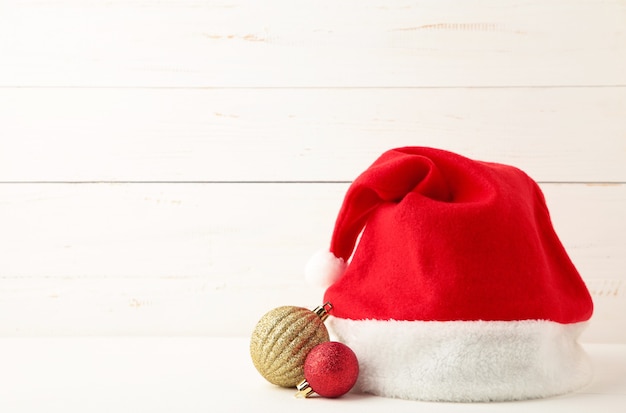 Cadeau de Noël avec Bonnet de Noel sur gris sur table