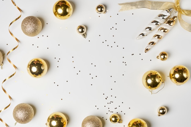 Cadeau de Noël et boules de fête sur fond blanc