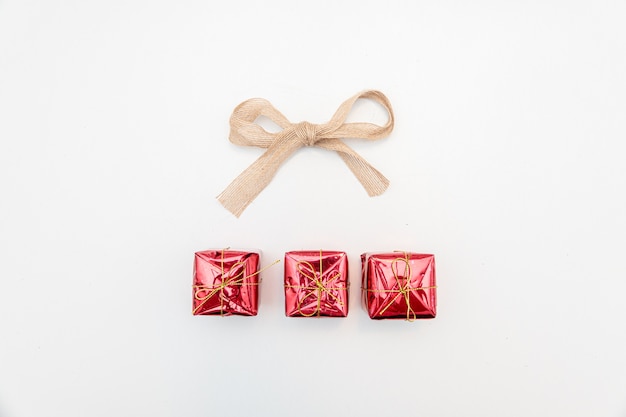 Cadeau de Noël avec des boules d'or et rouges bow isolé sur fond blanc