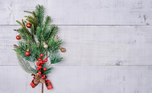 Cadeau de Noël et décoration sur fond blanc. Célébration de Noël et du nouvel an pour la fête en vacances.