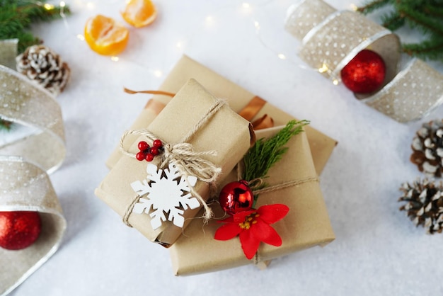 Photo cadeau de noël avec décorations carte de vœux de bonne année