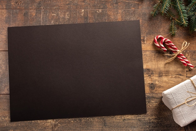 Cadeau de Noël avec du papier noir sur une table en bois