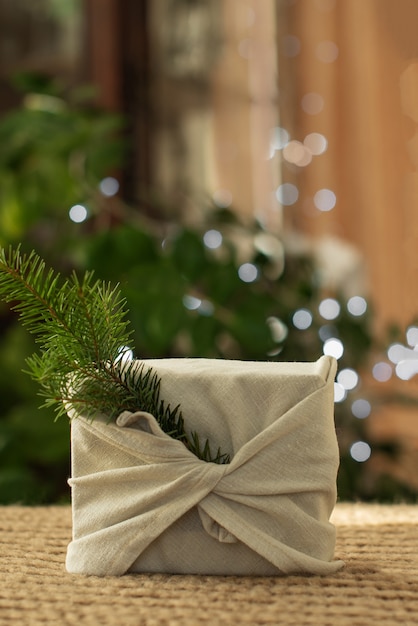 Cadeau de Noël. Emballage en matériaux écologiques, tissu furoshiki. Bokeh, mise au point sélective