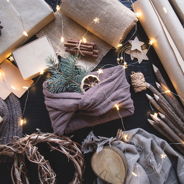 Cadeau de Noël enveloppé dans un tissu dans le style de Furoshiki